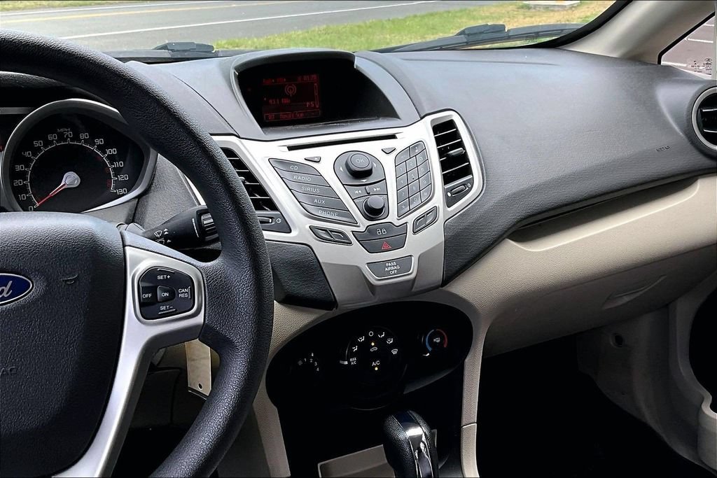 Used 2013 Ford Fiesta SE FWD image 6