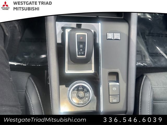 New 2025 Mitsubishi Outlander SE image 24