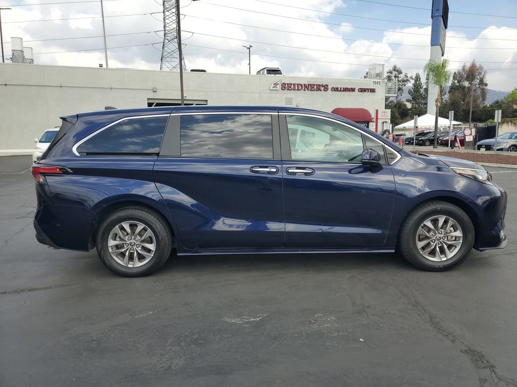 Used 2022 Toyota Sienna XLE image 2