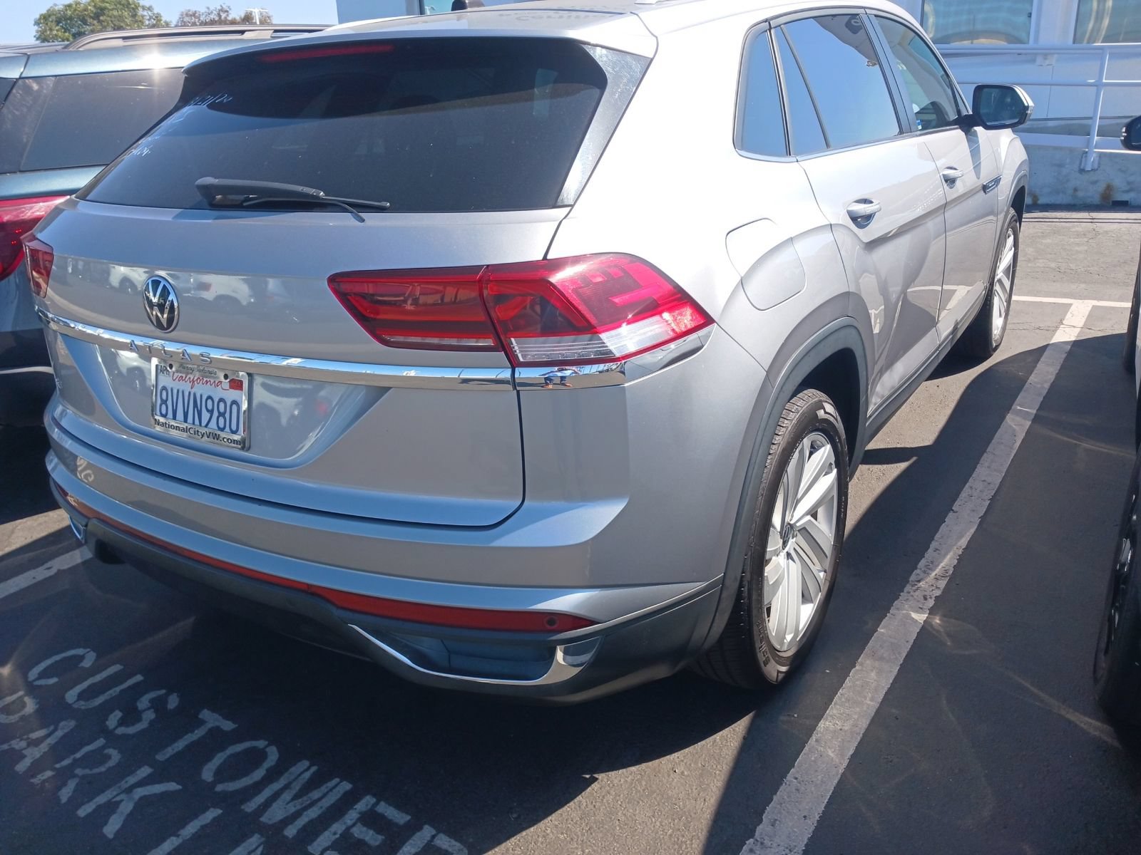 Used 2021 Volkswagen Atlas Cross Sport SE w/ Panoramic Sunroof Package FWD image 4