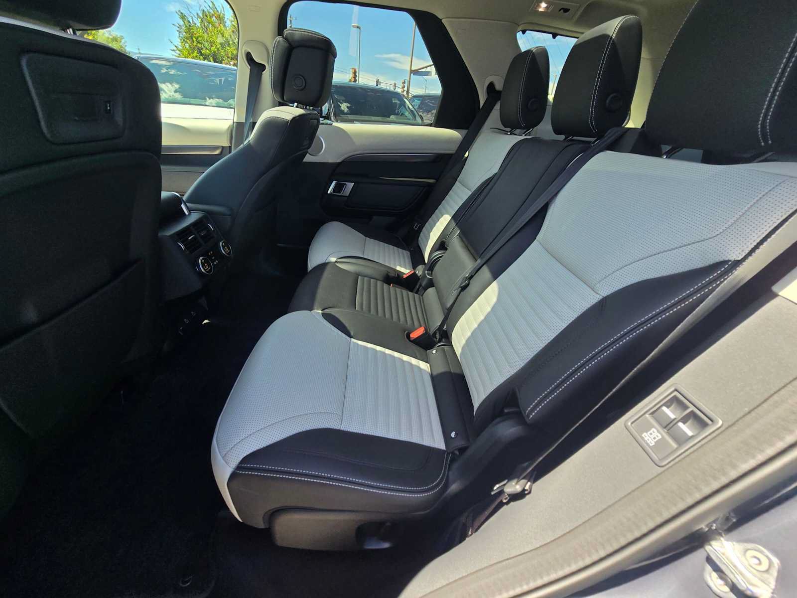 Used 2025 Land Rover Discovery Metropolitan Edition AWD/4WD image 17