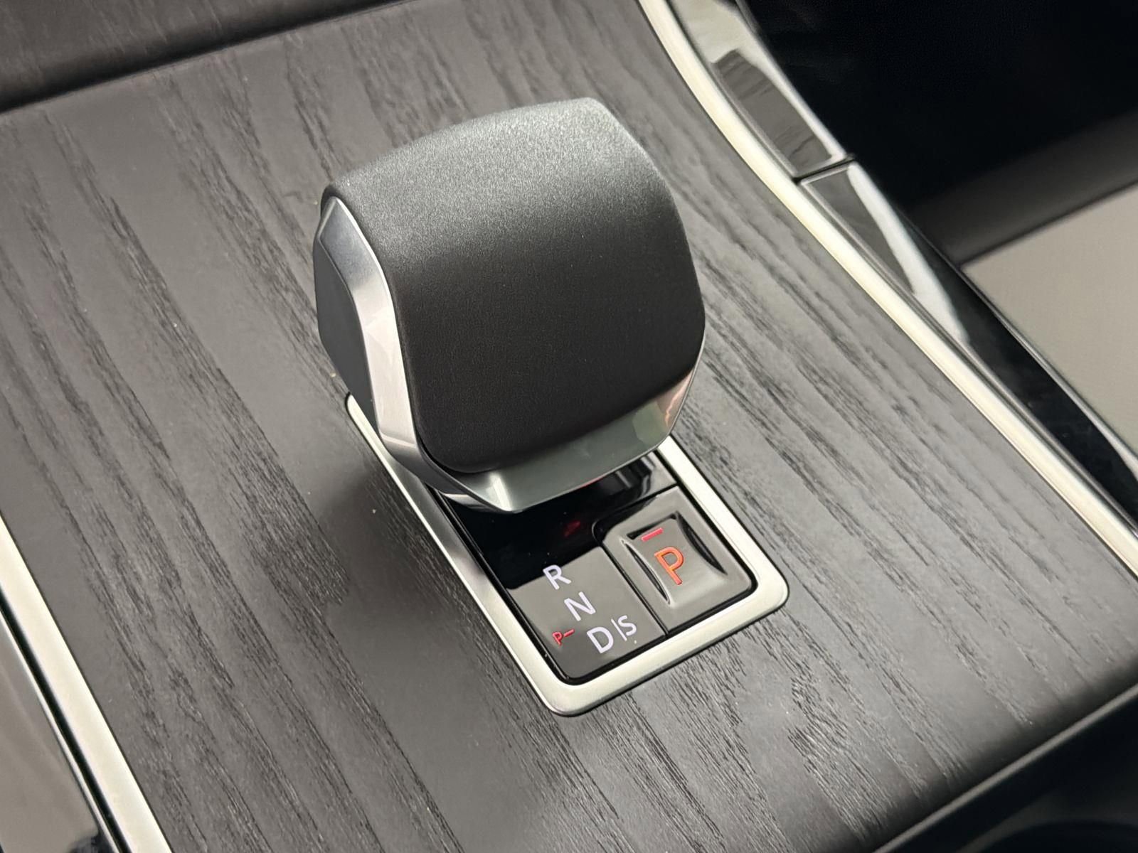 New 2026 Land Rover Range Rover Velar Dynamic SE image 16