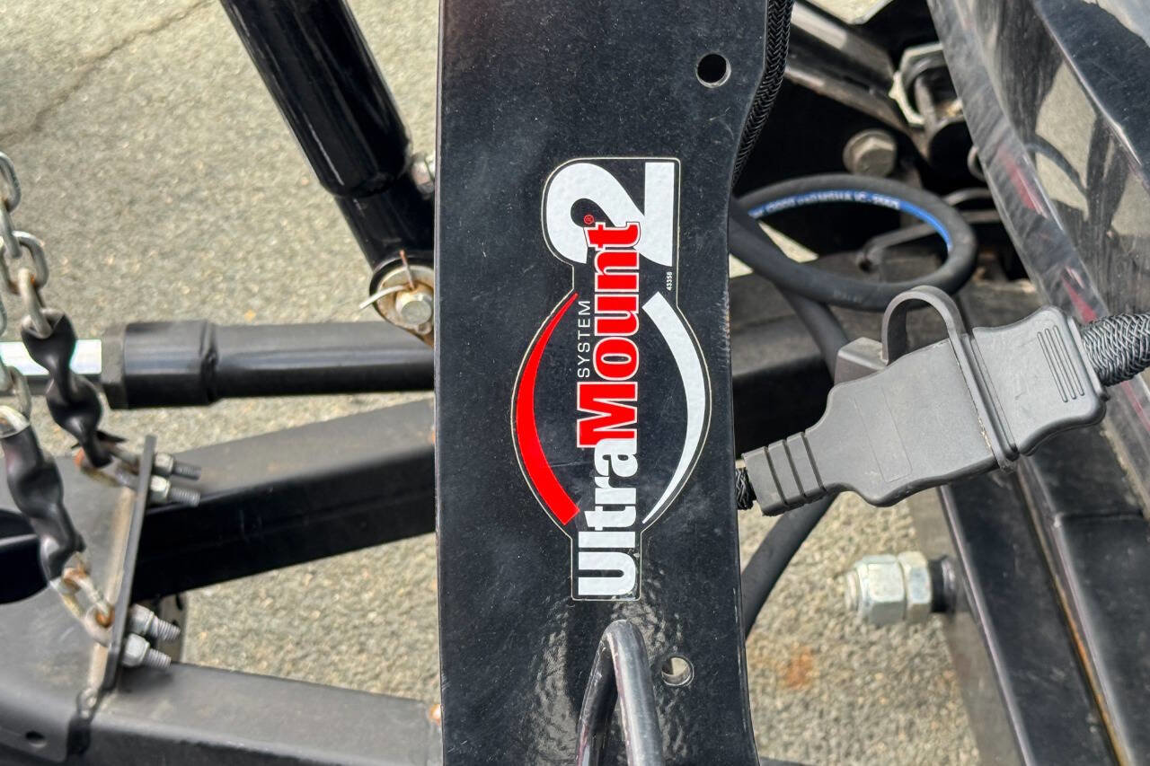 Used 2011 Chevrolet Suburban 2500 image 12