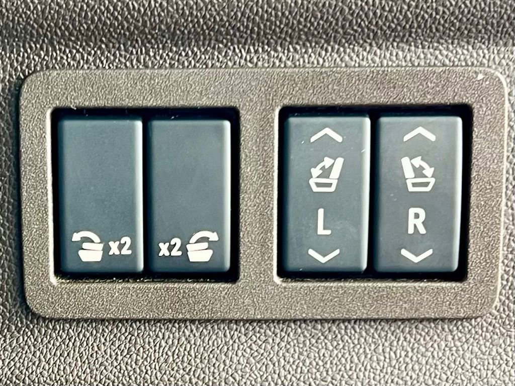 Used 2024 GMC Yukon XL Denali w/ Advanced Technology Package image 46