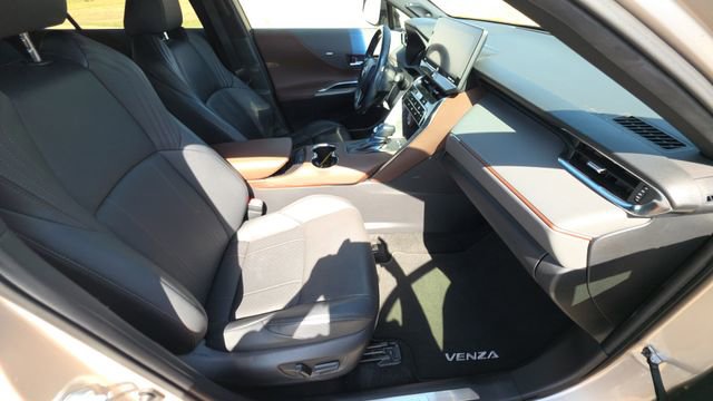 Used 2021 Toyota Venza Limited image 31