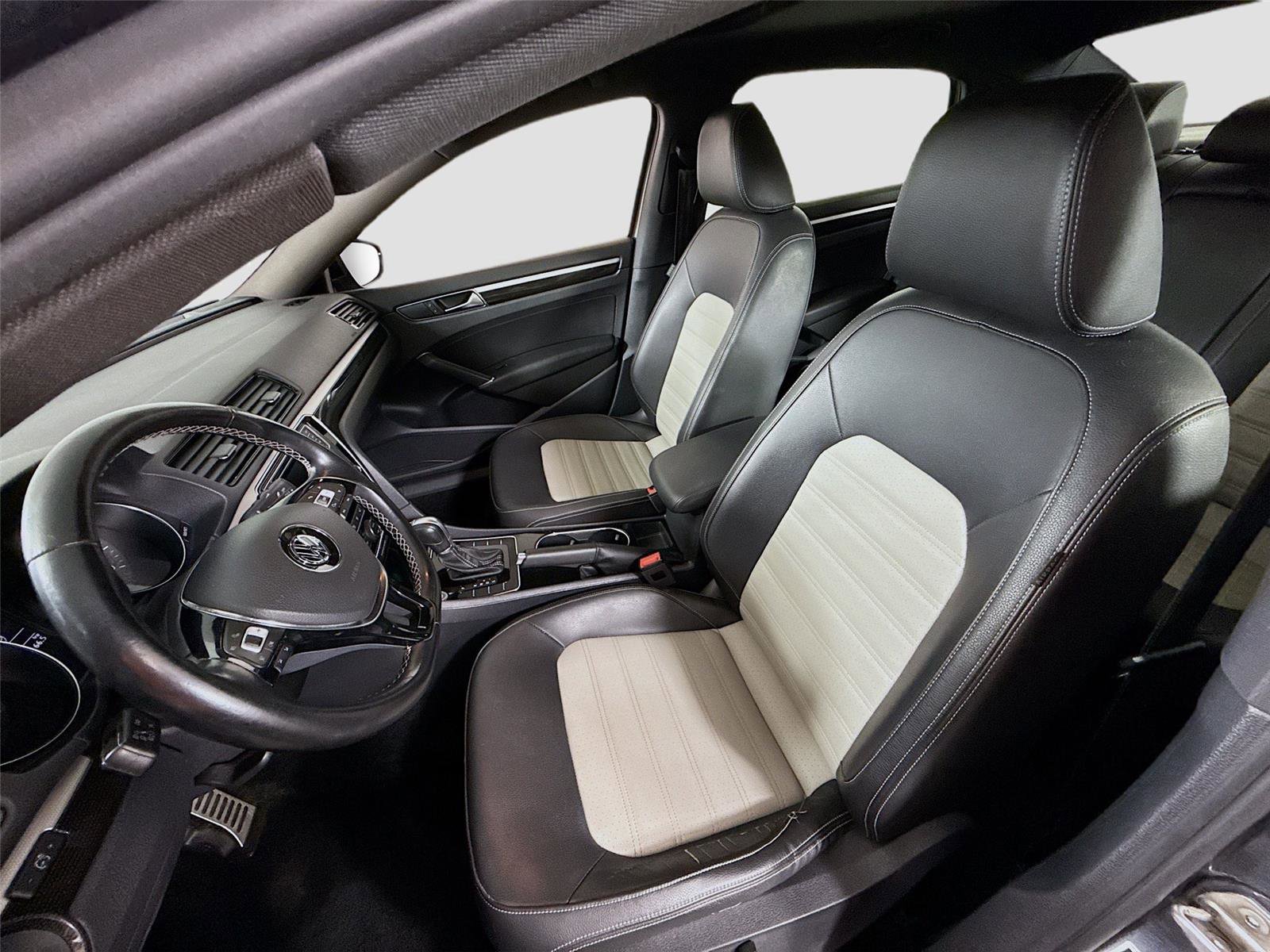 Used 2018 Volkswagen Passat 3.6 image 14