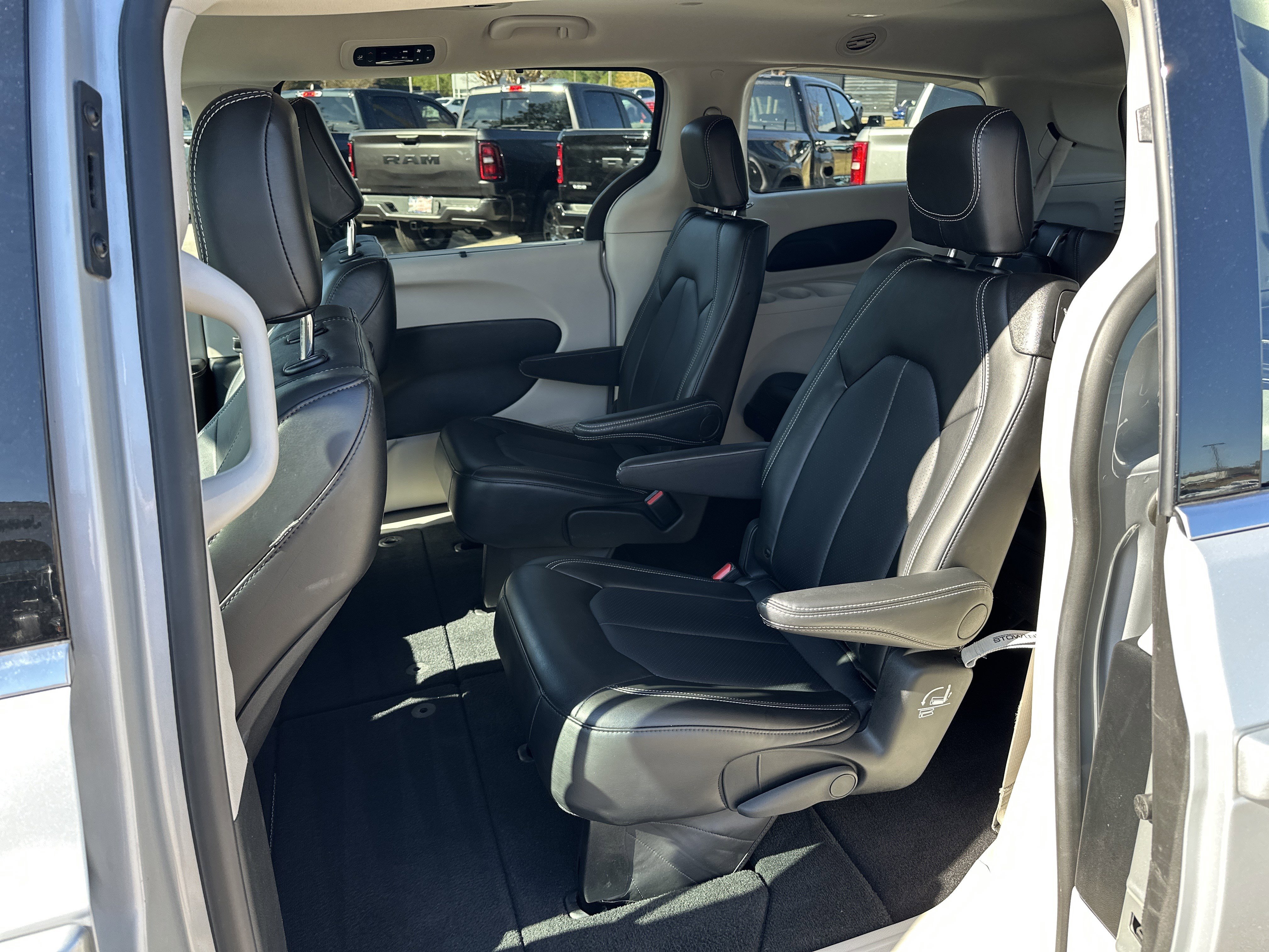 Used 2024 Chrysler Pacifica Touring-L image 23