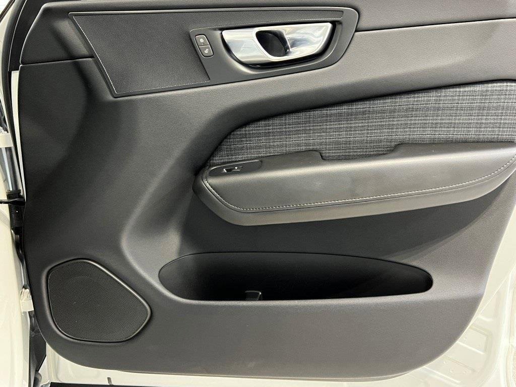 Used 2022 Volvo XC60 B5 Momentum image 13