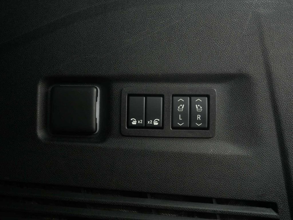 Used 2025 GMC Yukon XL Denali AWD/4WD image 46