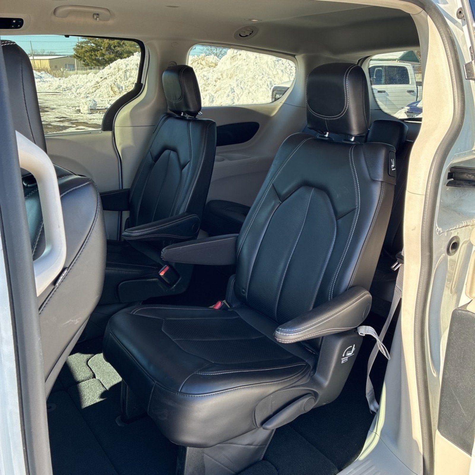 Used 2023 Chrysler Pacifica Touring-L image 11