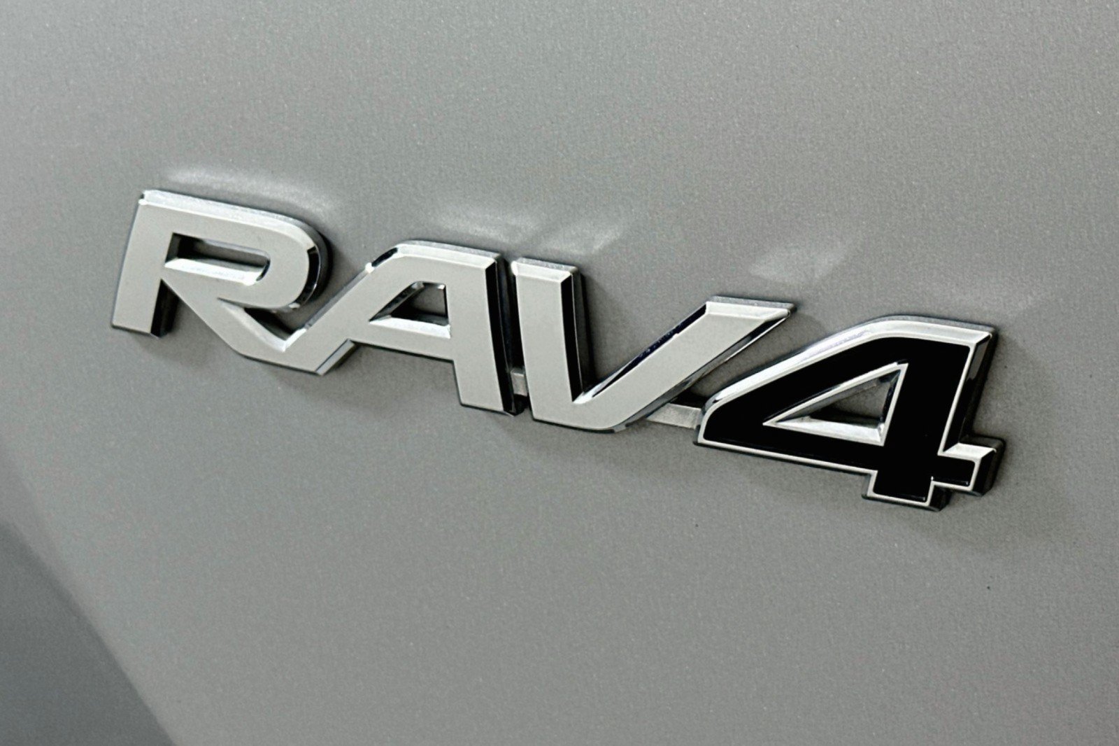 Used 2018 Toyota RAV4 XLE w/ Plus Extra Value Package FWD image 10