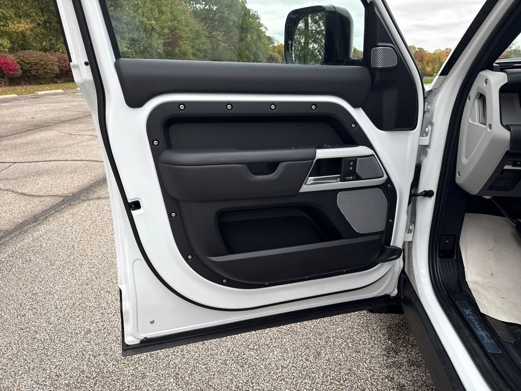 New 2024 Land Rover Defender 130 X-Dynamic SE image 9
