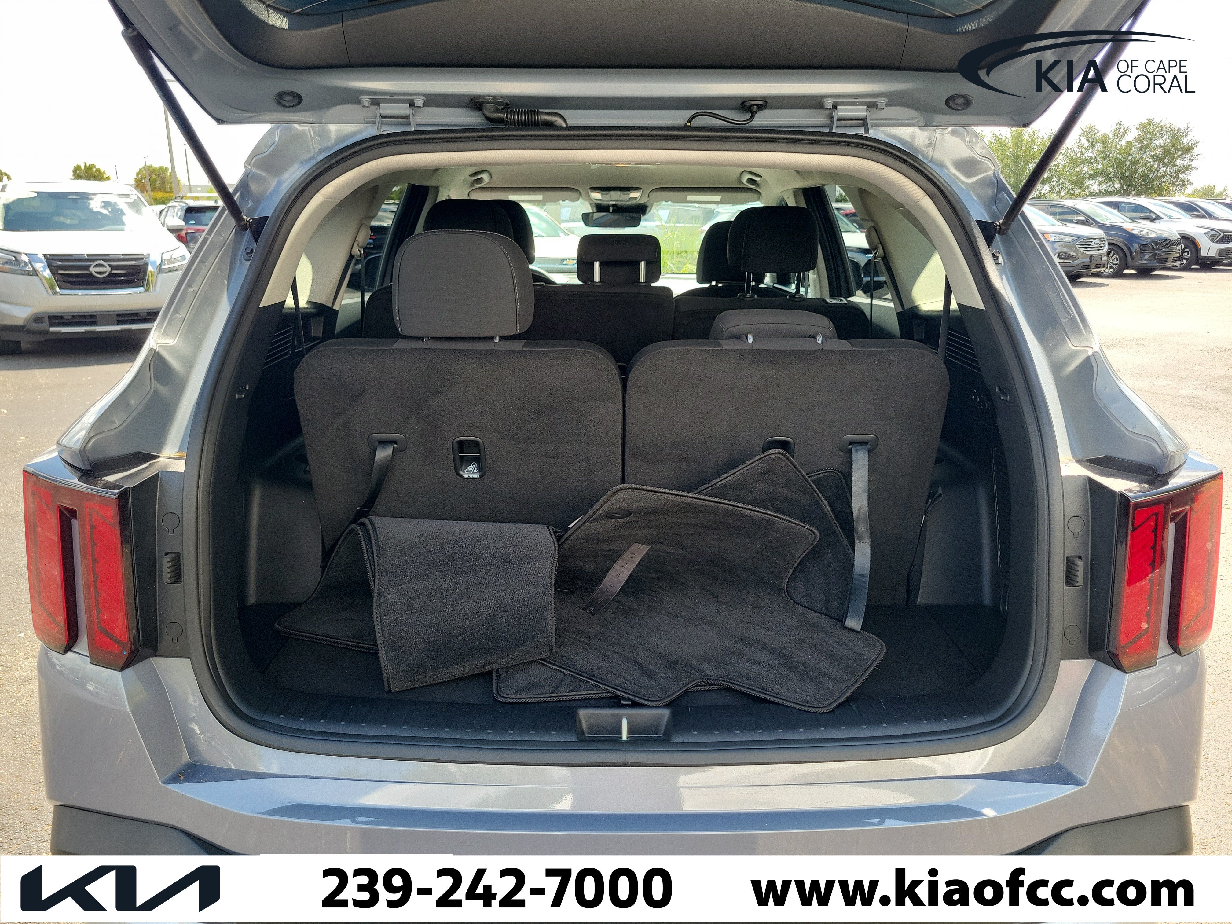Certified 2025 Kia Sorento LX FWD image 11