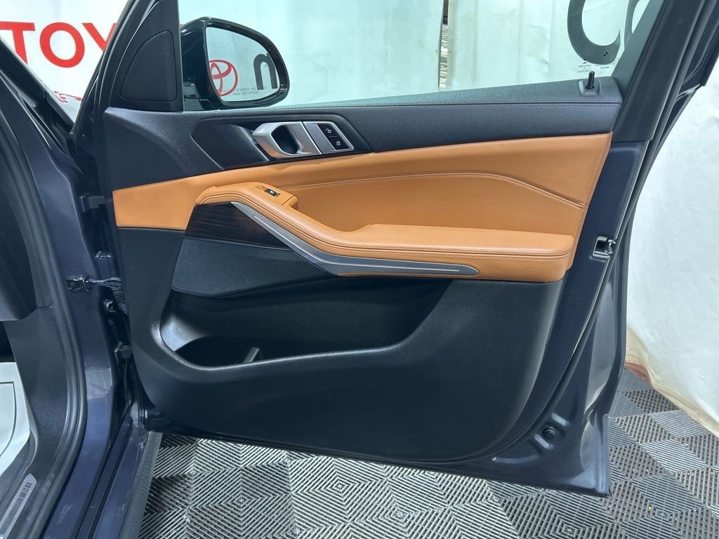 Used 2021 BMW X5 xDrive40i w/ M Sport Package image 11