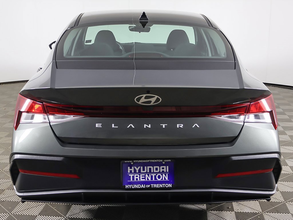 Used 2024 Hyundai Elantra SEL image 11