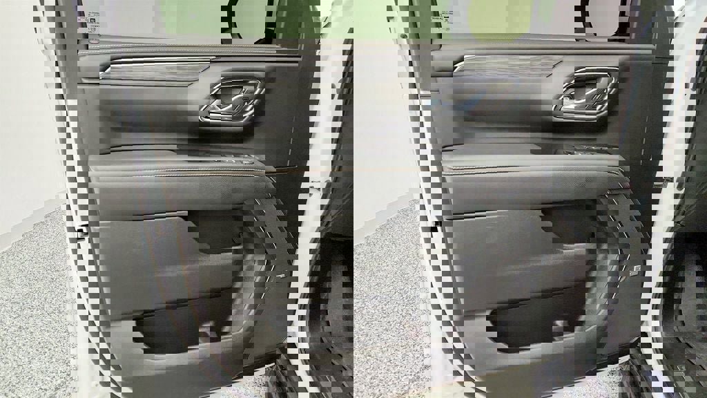 Used 2023 GMC Yukon SLT image 11