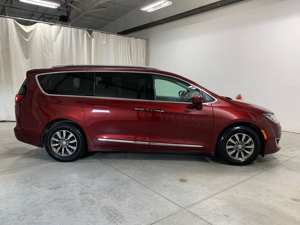 Used 2019 Chrysler Pacifica Touring-L Plus FWD image 11