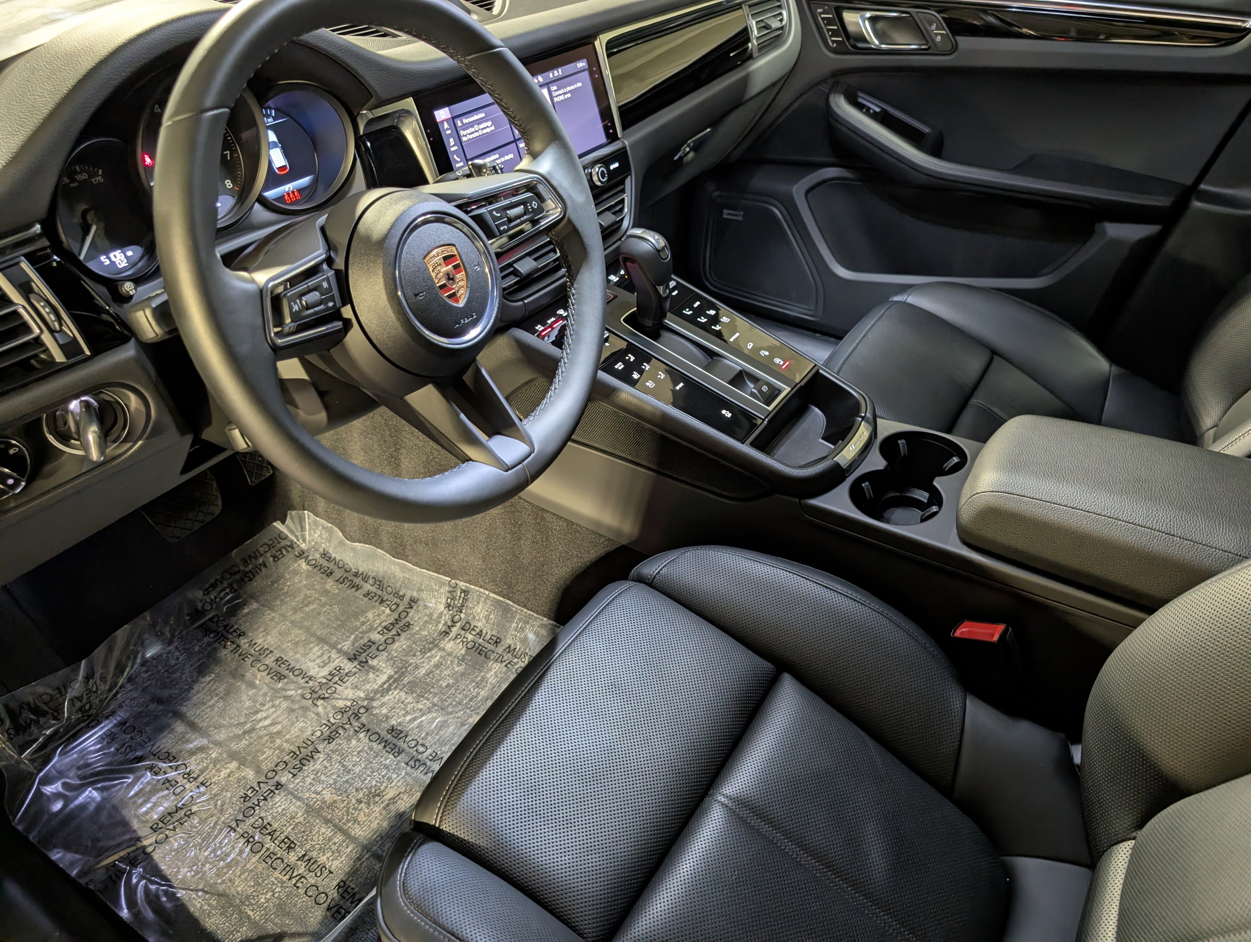 Certified 2025 Porsche Macan image 4