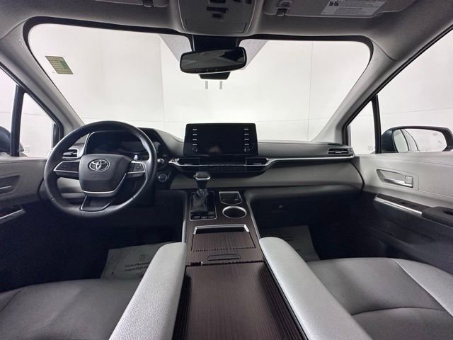 Used 2021 Toyota Sienna XLE image 19