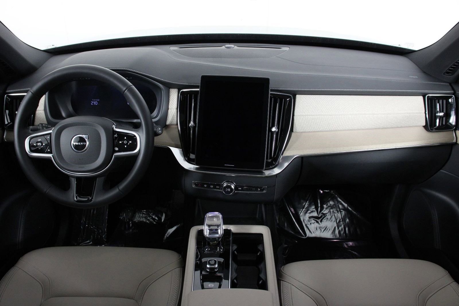 Certified 2025 Volvo XC90 T8 Plus AWD/4WD image 7