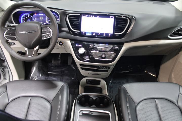 Used 2024 Chrysler Pacifica Touring-L image 2