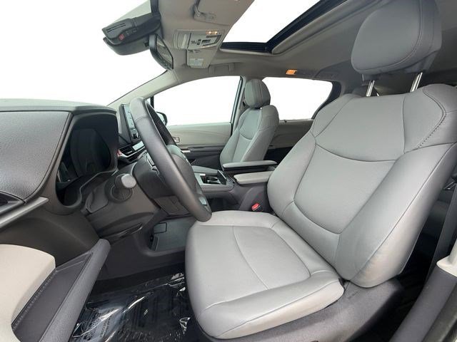 Used 2023 Toyota Sienna XLE FWD image 11