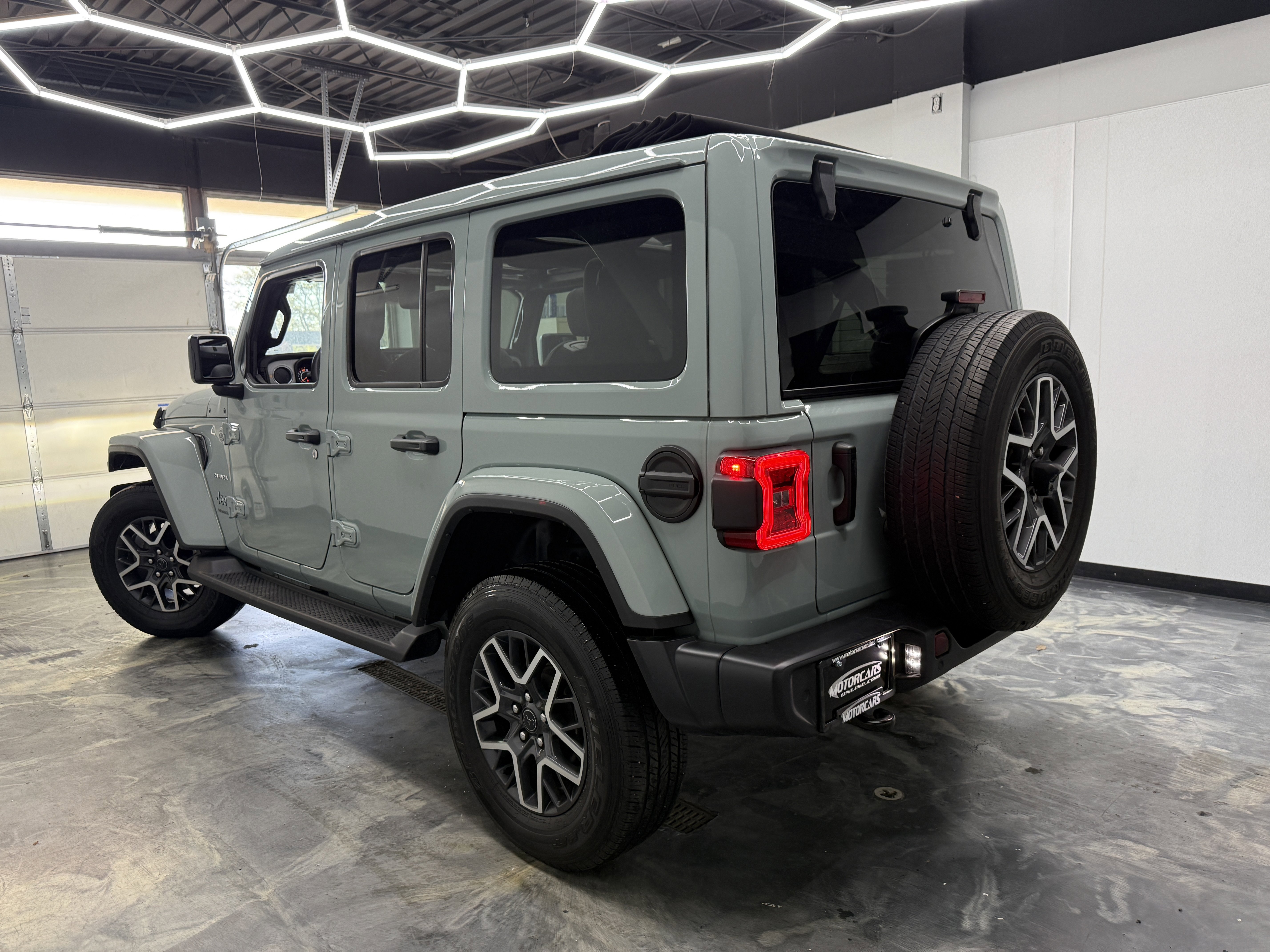 Used 2024 Jeep Wrangler Unlimited Sahara w/ Technology Group AWD/4WD image 3