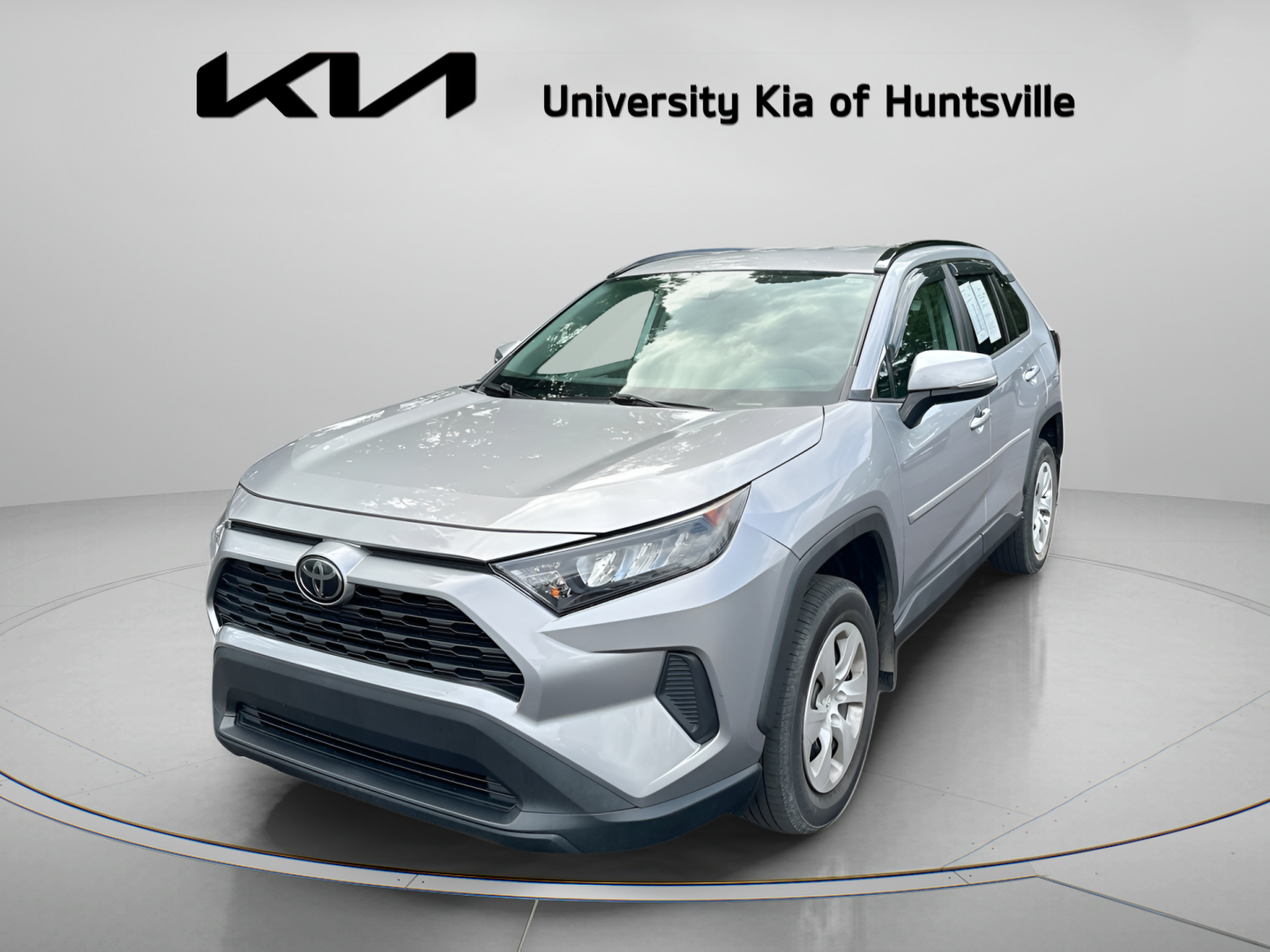 Used 2019 Toyota RAV4 LE FWD image 4