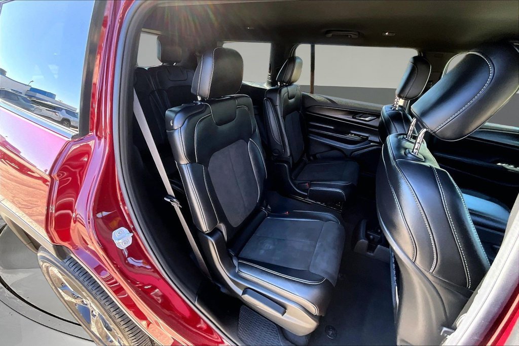 Used 2025 Jeep Grand Cherokee L Laredo AWD/4WD image 28