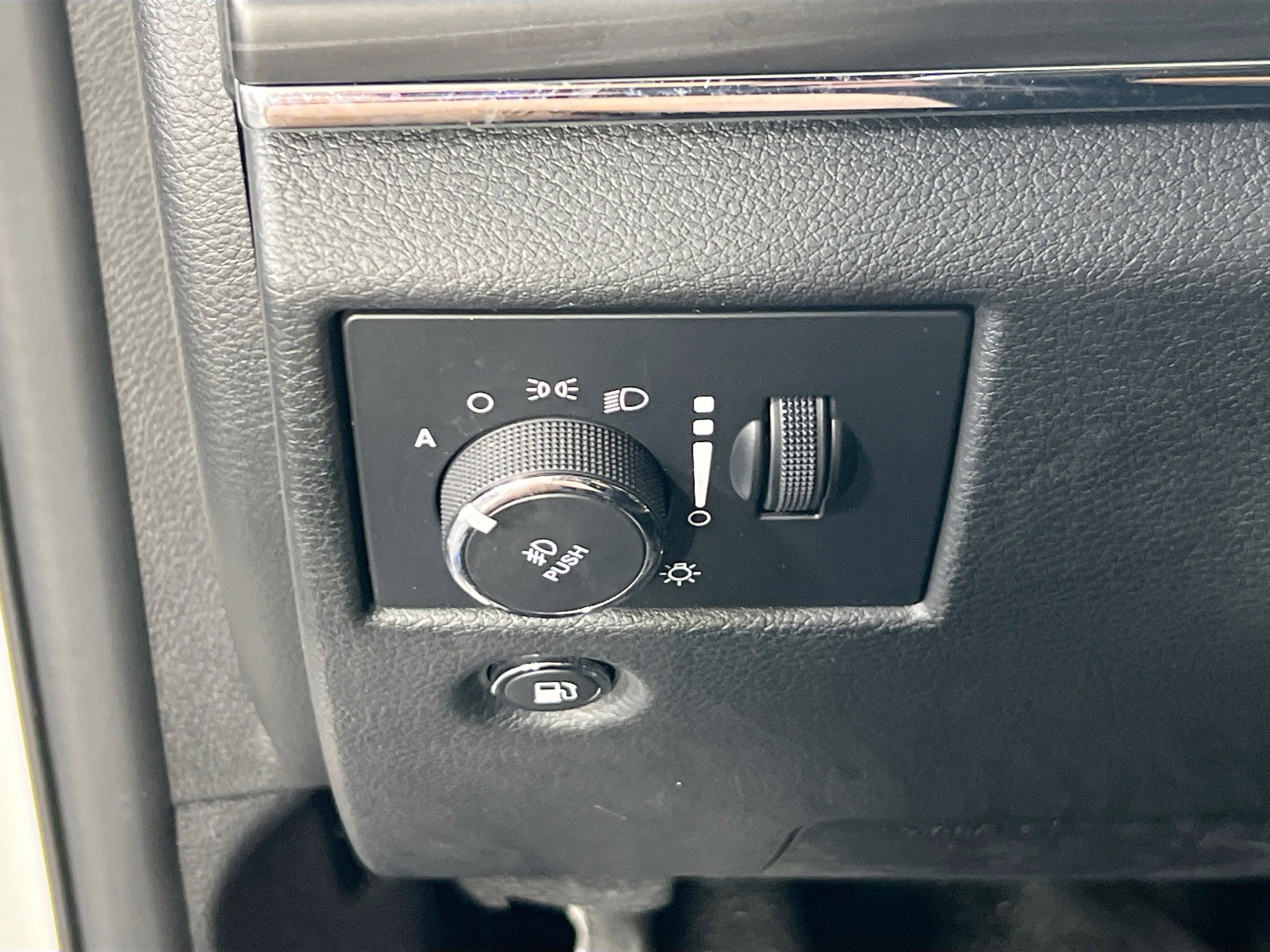 Used 2022 Jeep Grand Cherokee Limited image 10