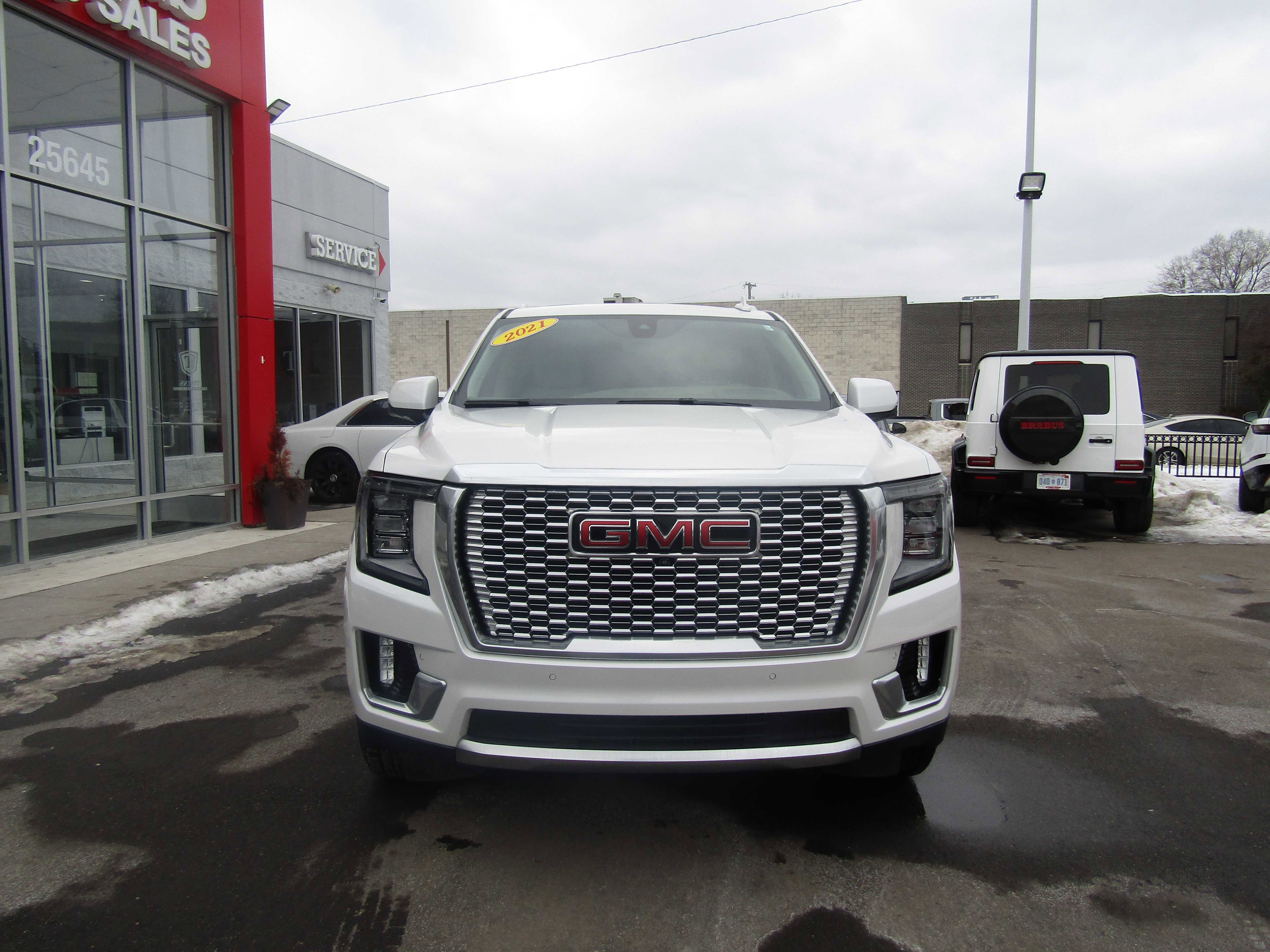 Used 2021 GMC Yukon XL Denali w/ Denali Premium Package image 3