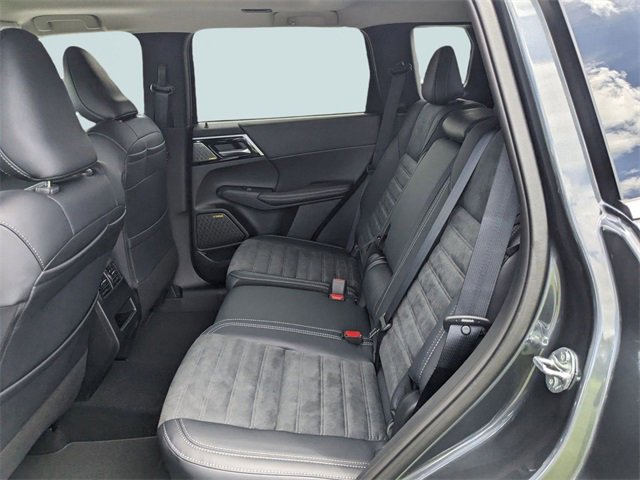 New 2025 Mitsubishi Outlander SE image 13