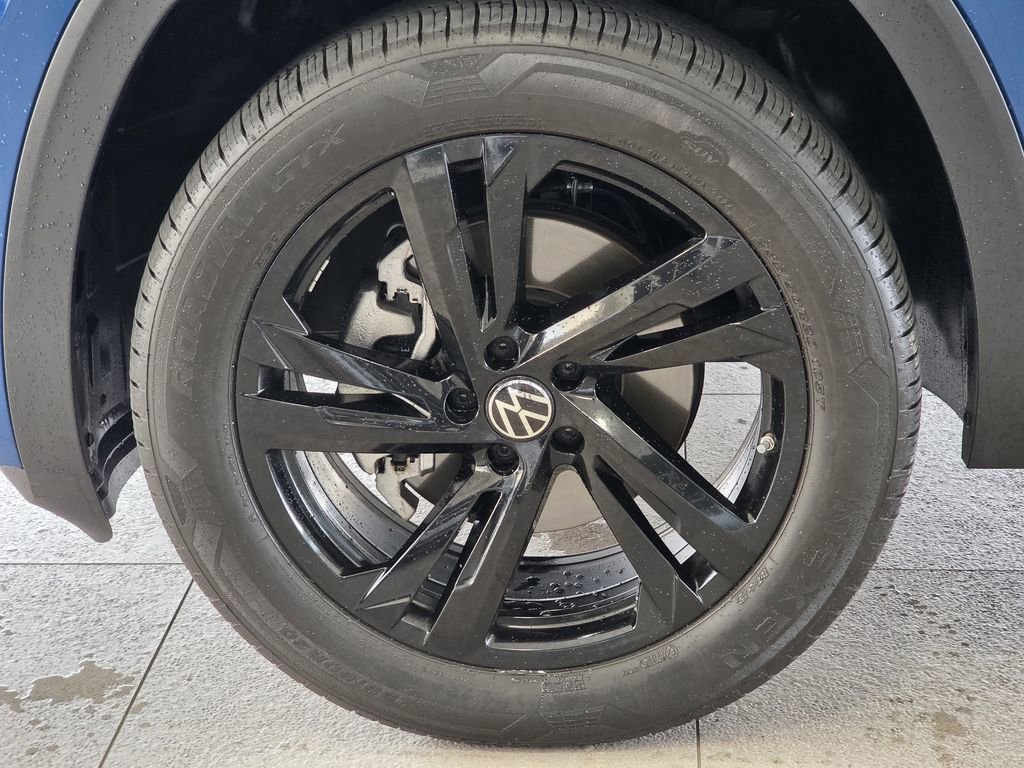Used 2025 Volkswagen Atlas Cross Sport SEL R-Line AWD/4WD image 7
