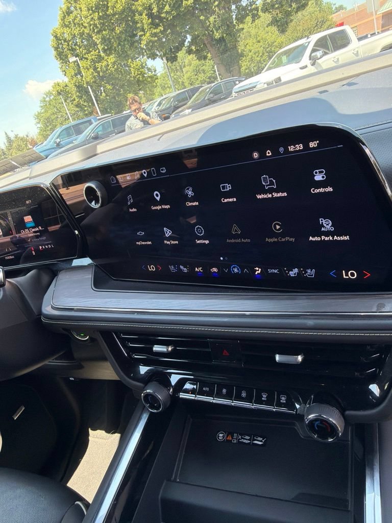 Used 2025 Chevrolet Suburban Premier AWD/4WD image 10