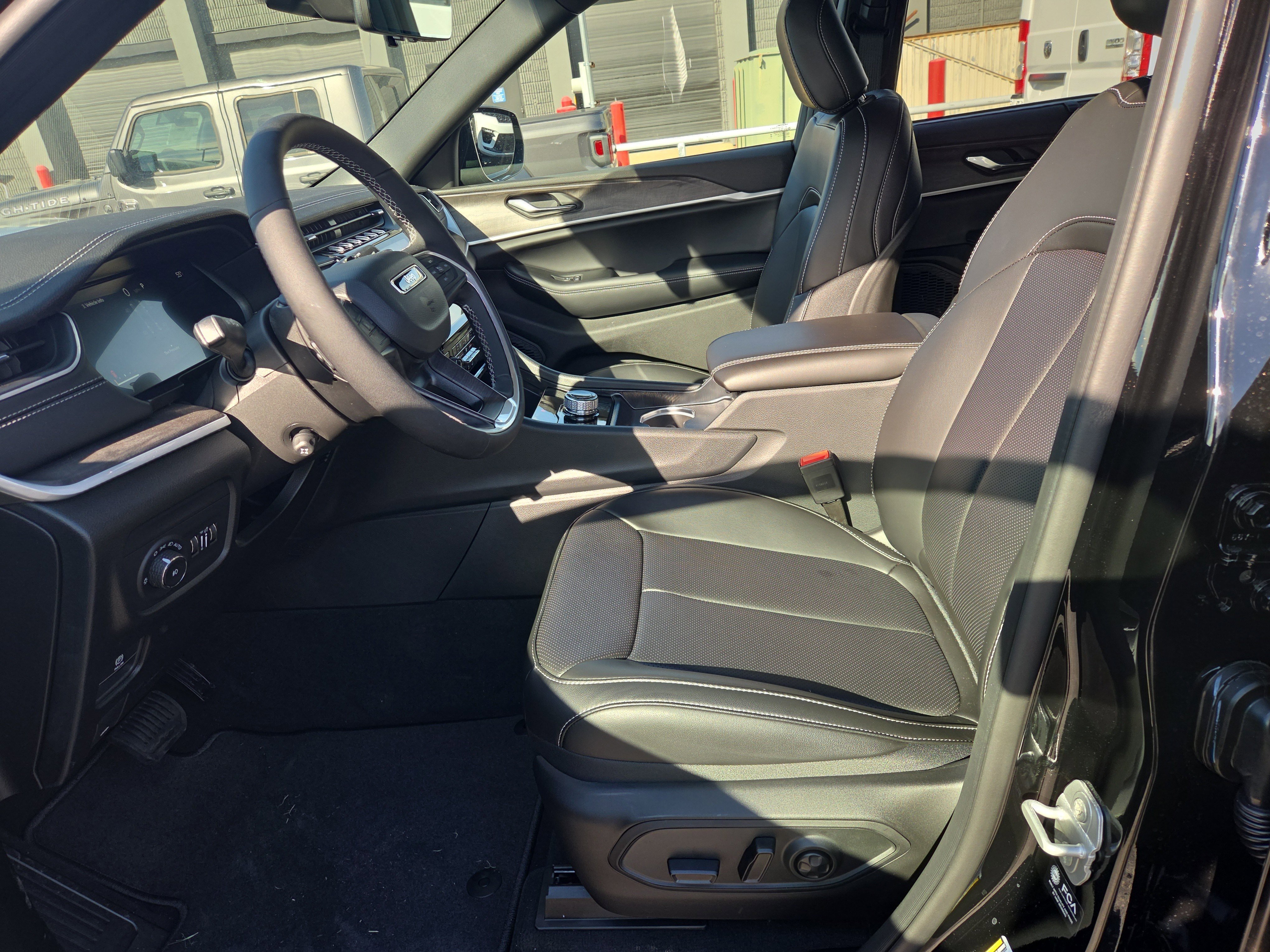 New 2025 Jeep Grand Cherokee Limited w/ Luxury Tech Group II RWD image 4