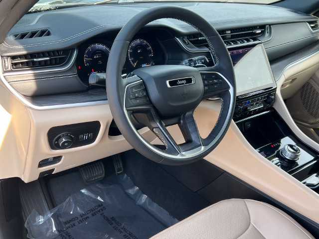 Used 2023 Jeep Grand Cherokee Limited w/ Luxury Tech Group II AWD/4WD image 20