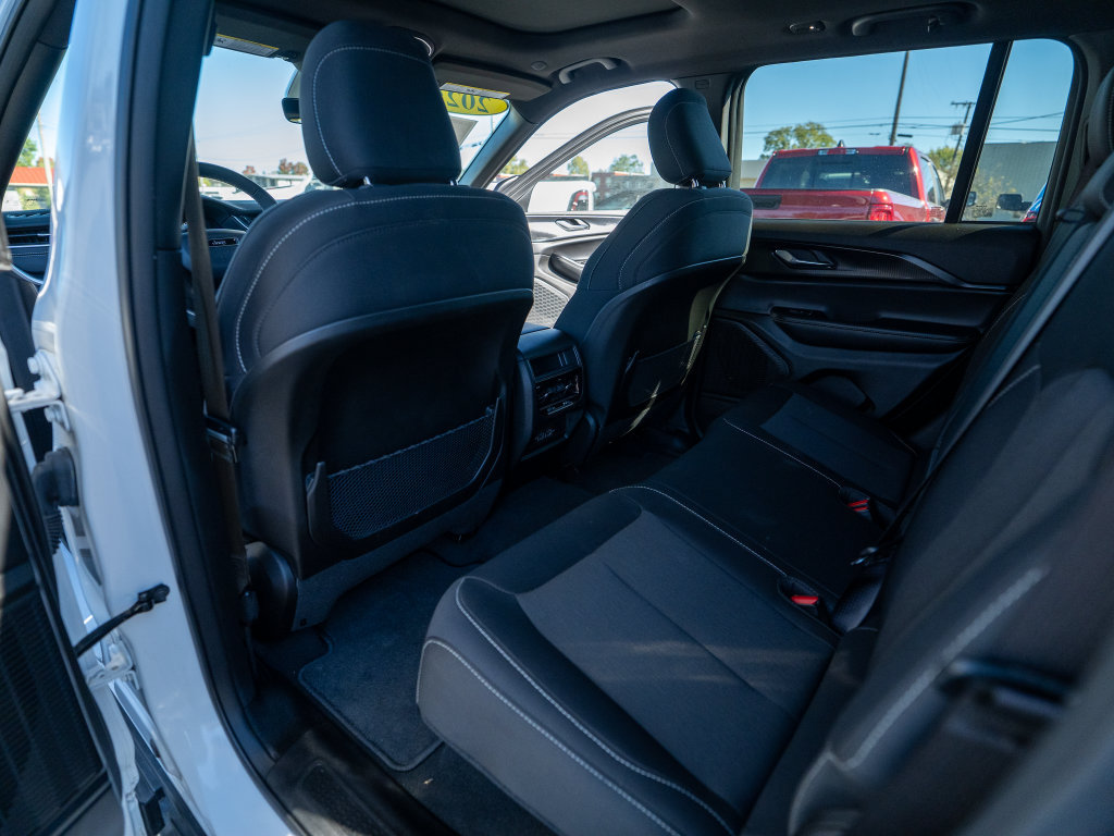 Used 2025 Jeep Grand Cherokee Laredo X AWD/4WD image 18
