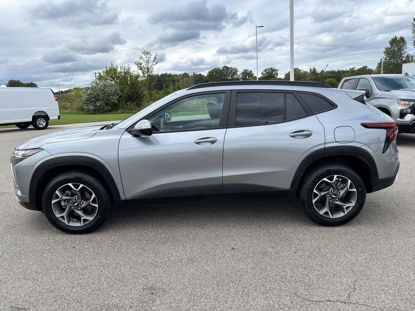 Used 2025 Chevrolet Trax LT w/ LT Convenience Package FWD image 2