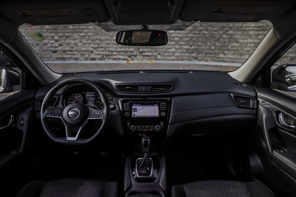 Used 2017 Nissan Rogue SV w/ SV Premium Package image 25