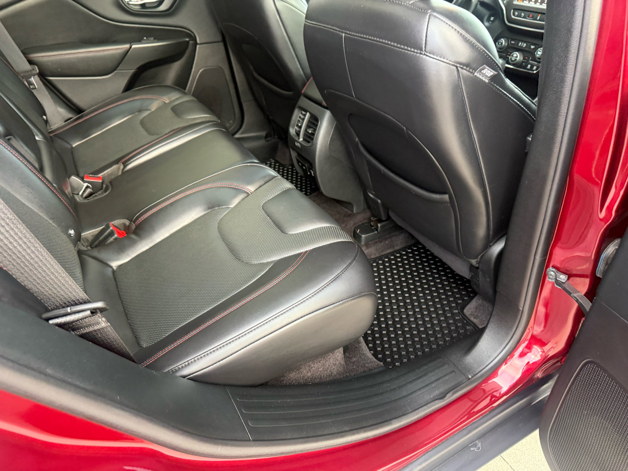 Used 2019 Jeep Cherokee Trailhawk image 17