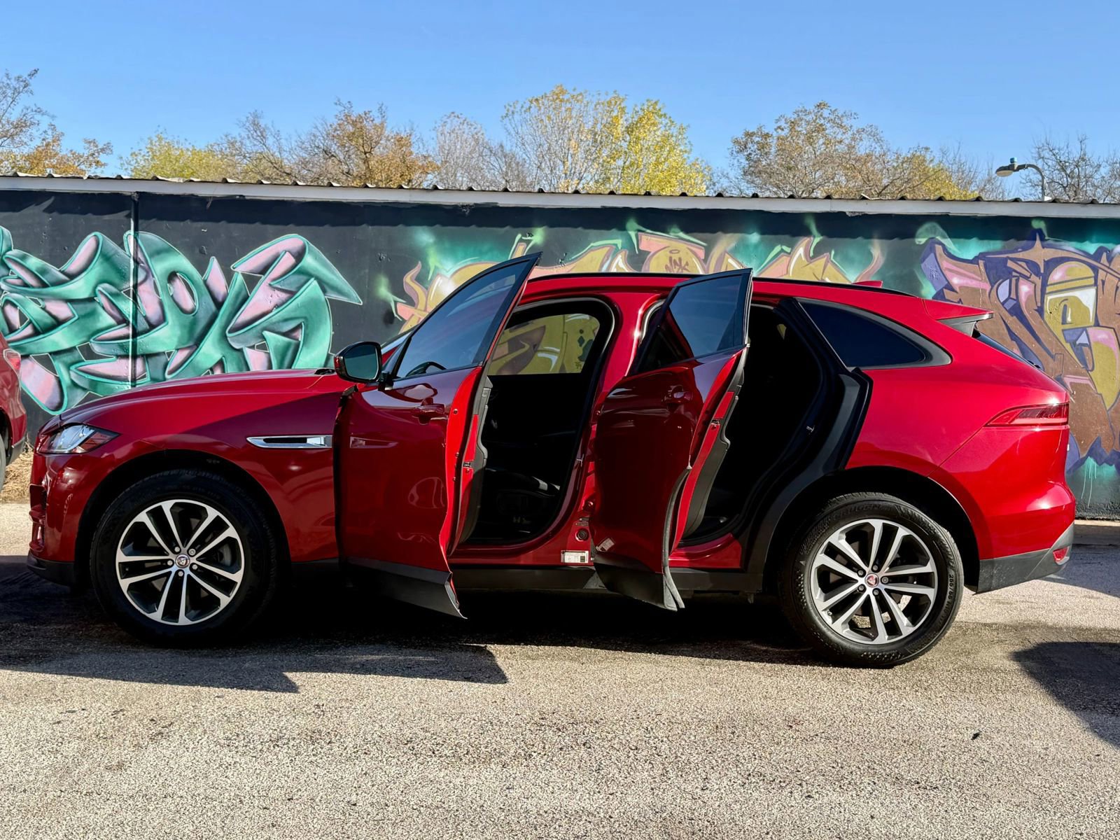 Used 2018 Jaguar F-PACE Premium image 4