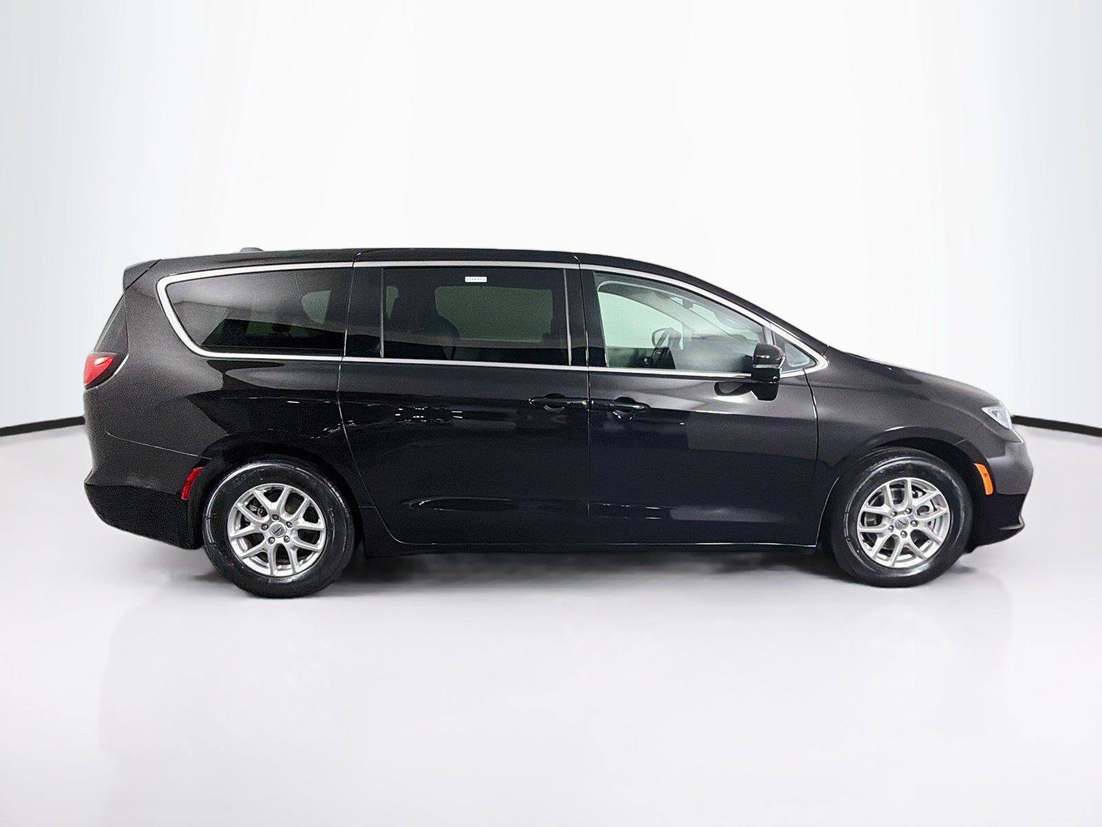 Used 2024 Chrysler Pacifica Touring-L FWD image 12
