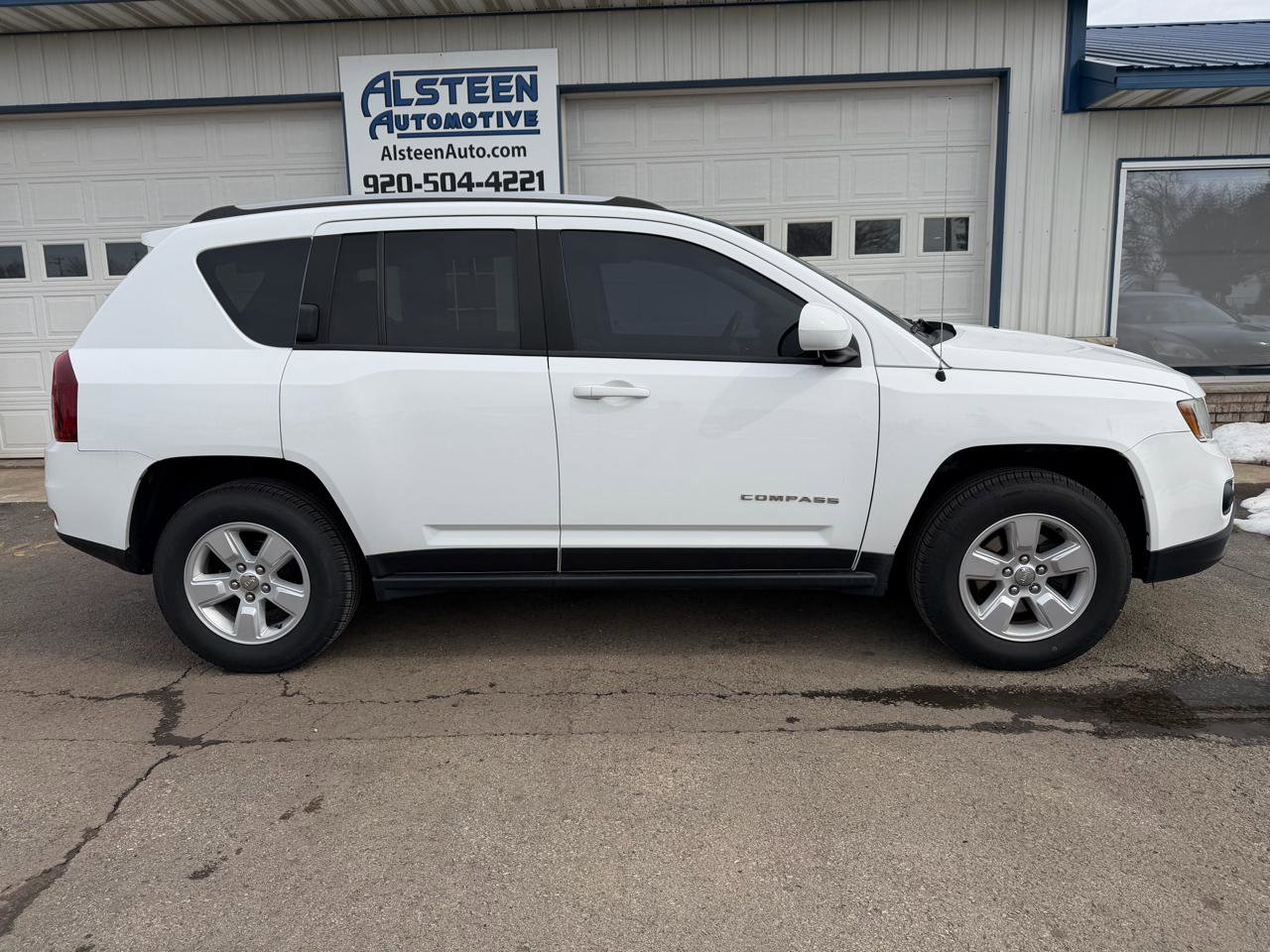 Used 2016 Jeep Compass Latitude image 2