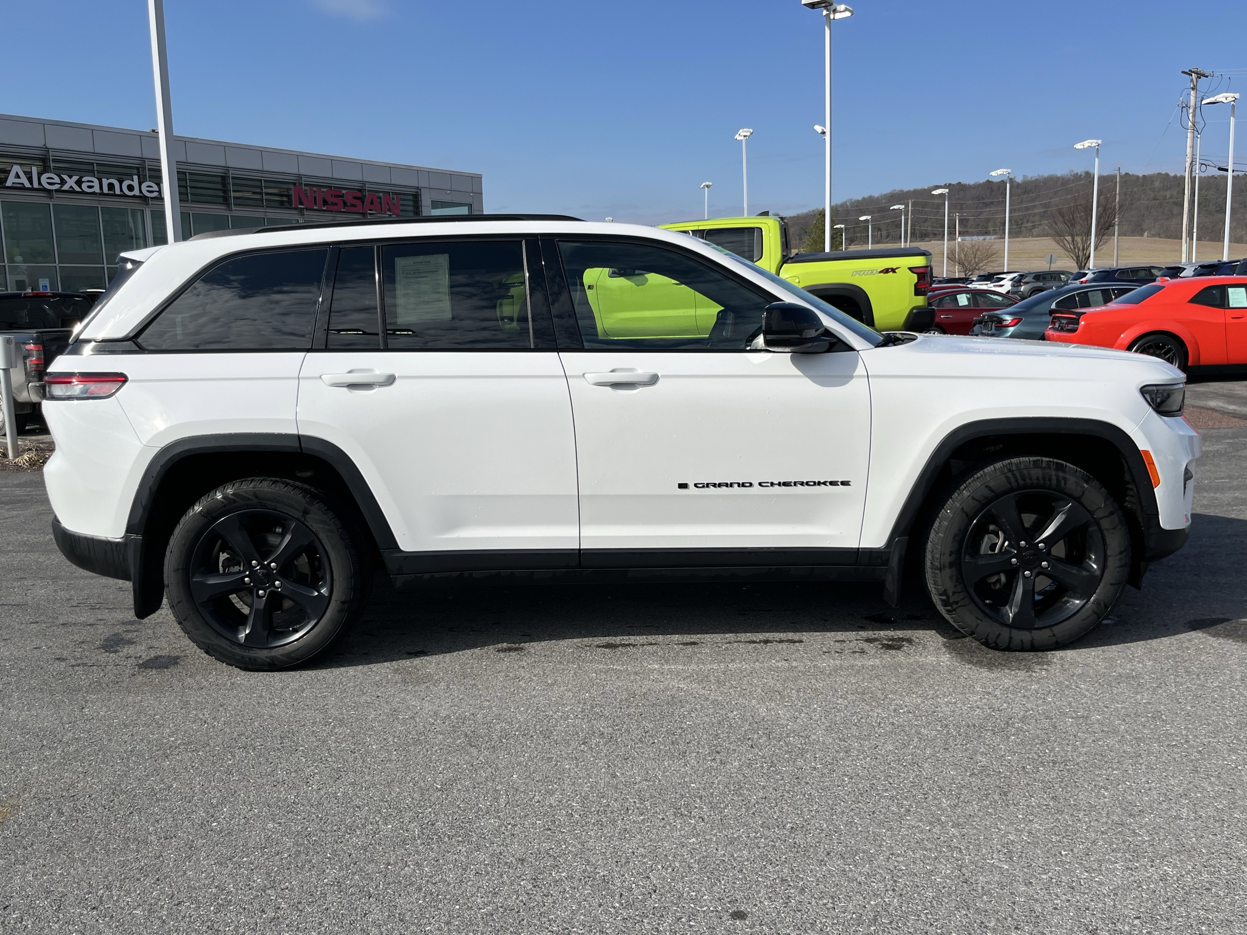 Used 2023 Jeep Grand Cherokee Altitude image 2