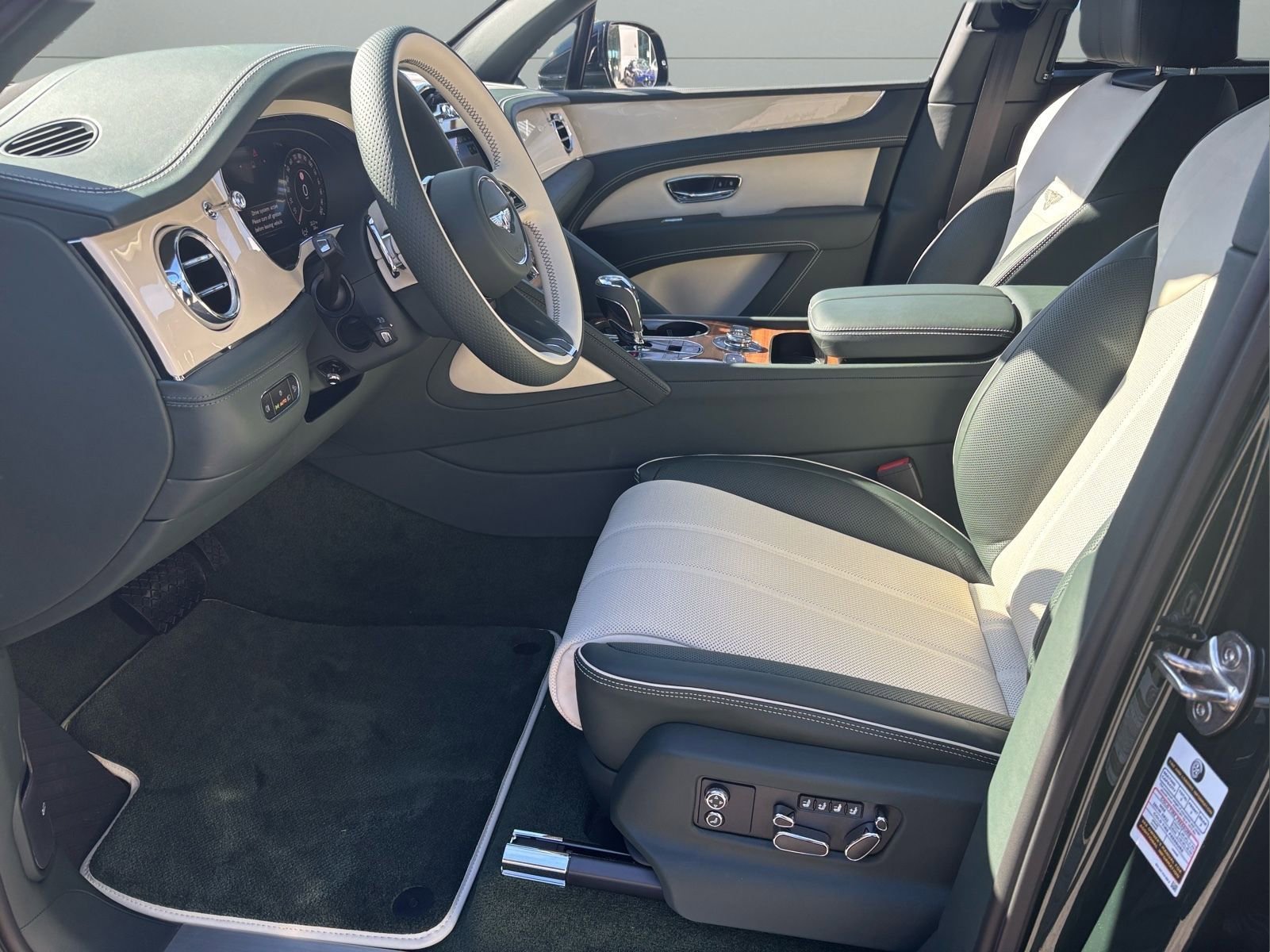 New 2025 Bentley Bentayga Extended Wheelbase image 13
