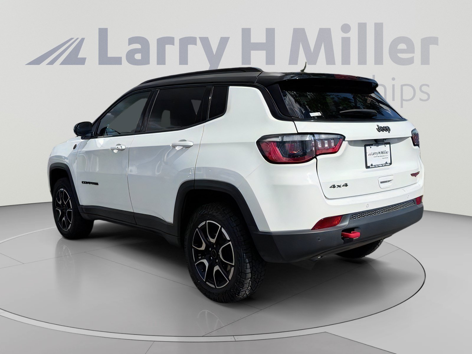 Used 2025 Jeep Compass Trailhawk AWD/4WD image 4