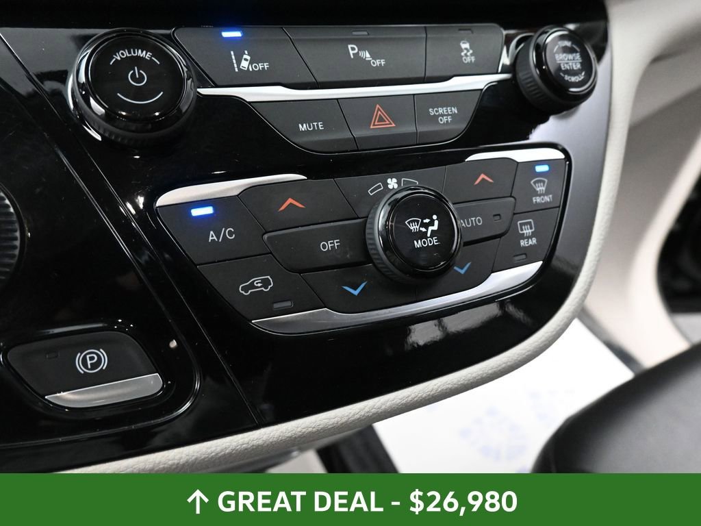 Used 2024 Chrysler Pacifica Select image 41