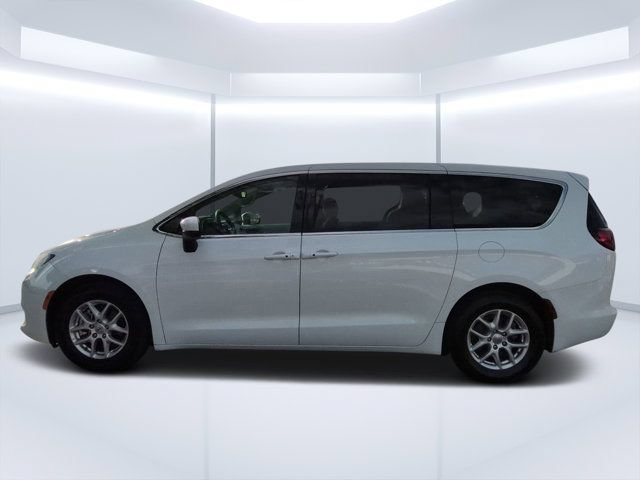 Used 2023 Chrysler Voyager LX FWD image 6