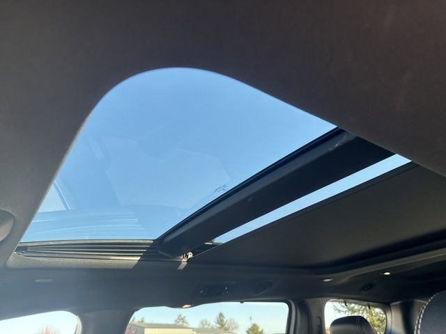 Used 2025 Chrysler Pacifica Limited image 24