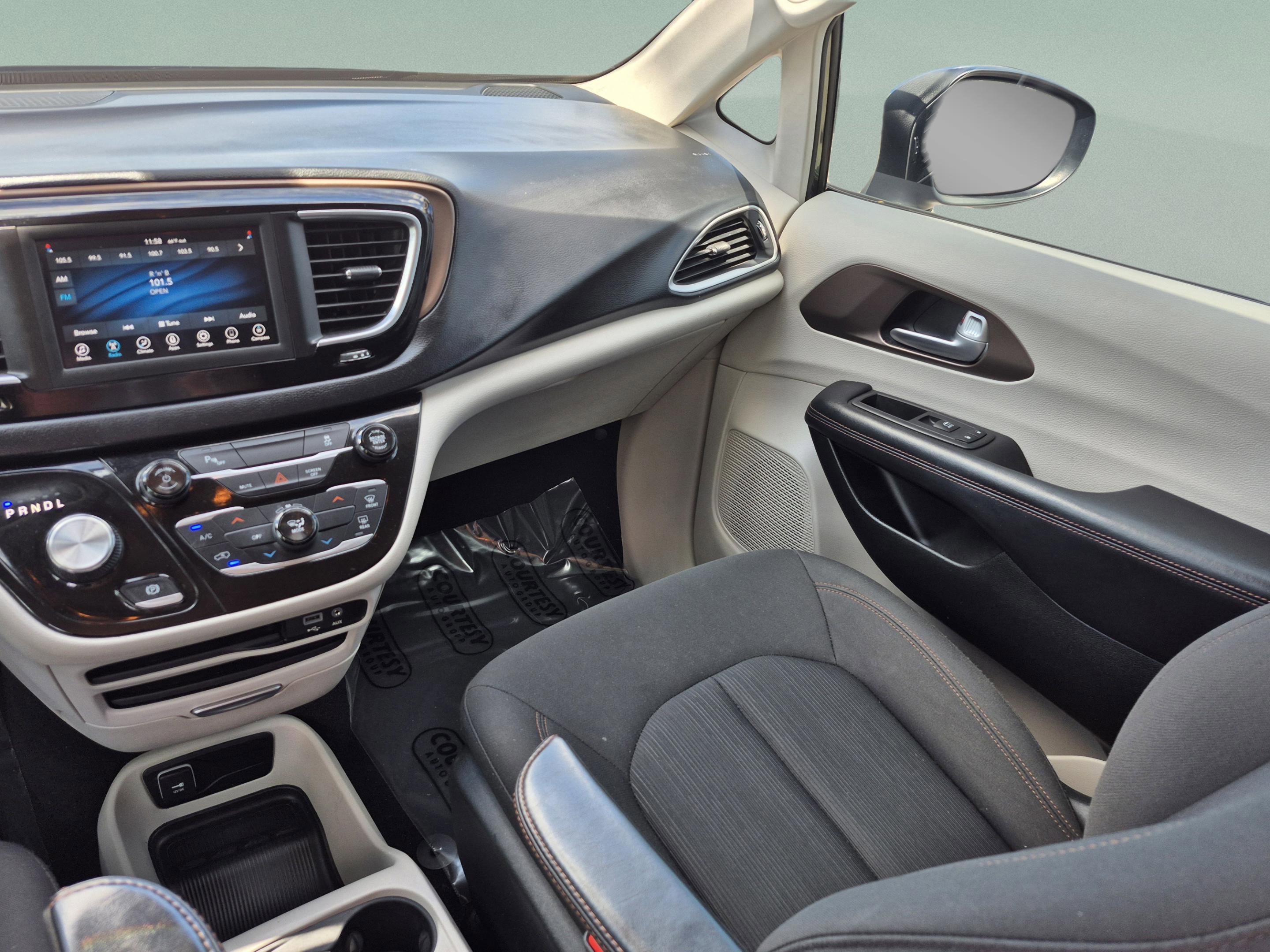 Used 2018 Chrysler Pacifica L image 13